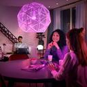 Philips Hue White & Color Ambiance E27 Viererpack 570lm - Lifestyle Wohnzimmer in Farbe