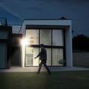 Netatmo Smarte Außenkamera mit Haus im Hintergrund