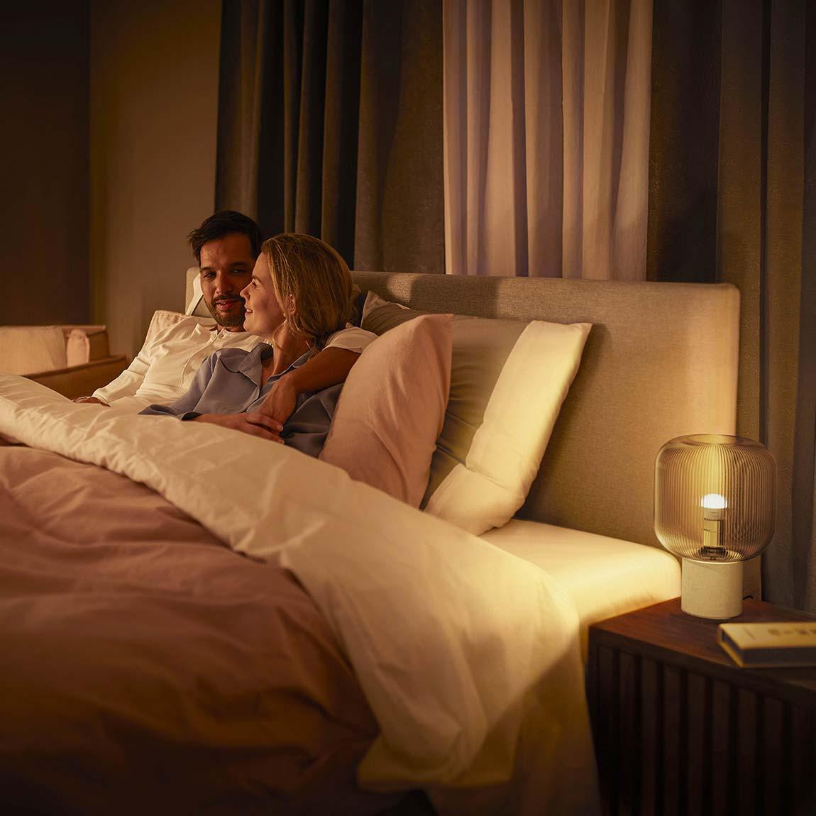 Philips Hue White & Color Ambiance Luster LED Lampe E14 - Weiß_Lifestyle