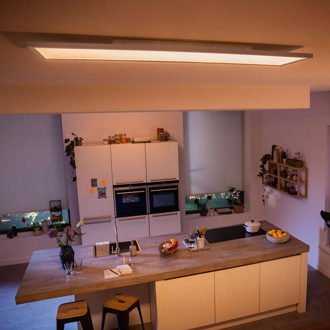 Philips Hue White Ambiance Aurelle - Bluetooth LED-Panelleuchte rechteckig - Weiß in der Küche mit warmweißem Licht