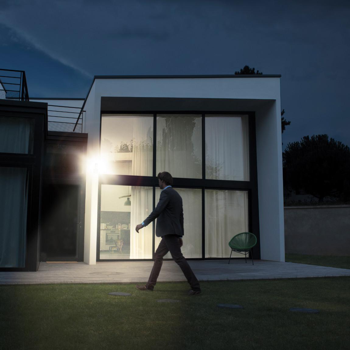 Netatmo Smarte Außenkamera mit Haus im Hintergrund