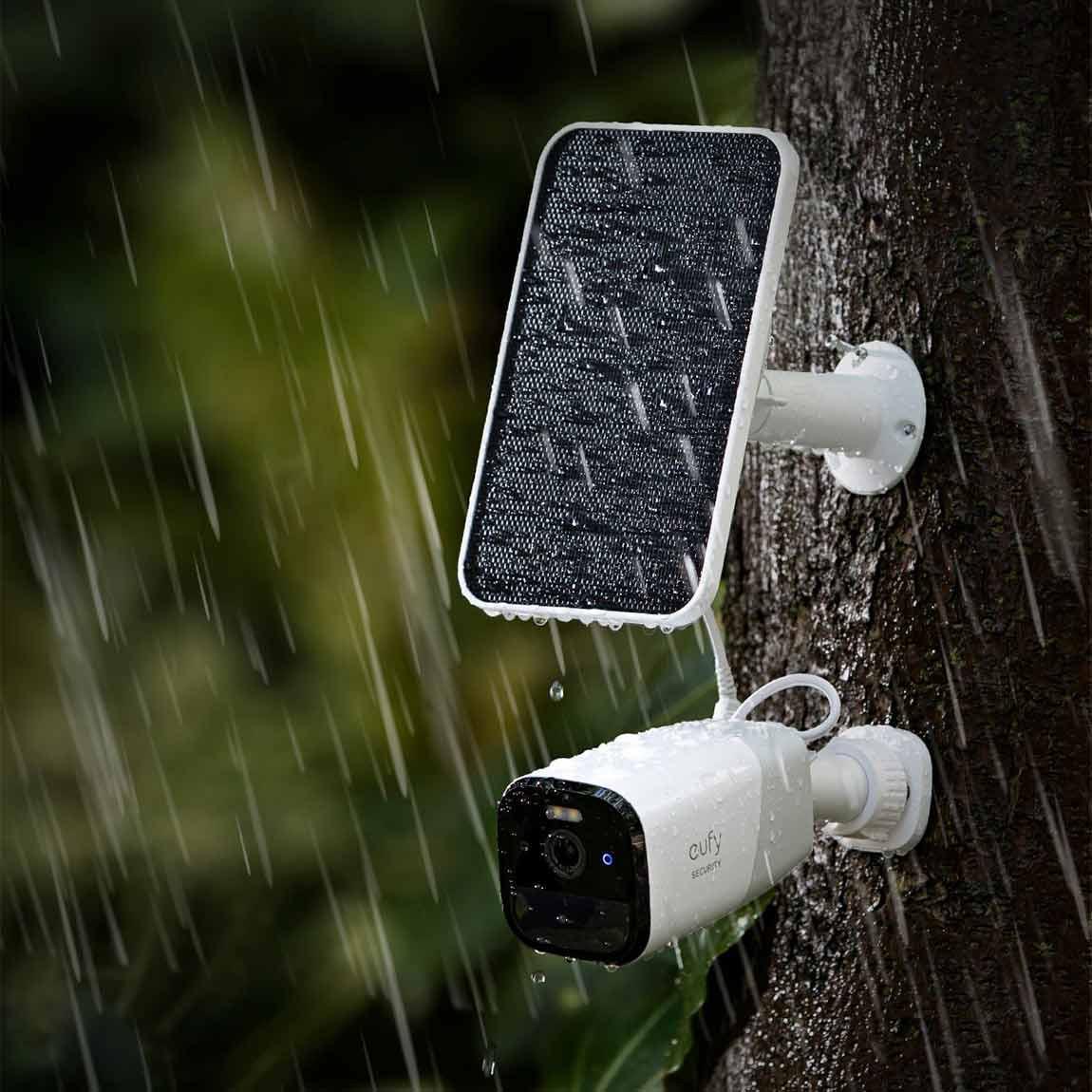 eufy 4G Starlight Camera - Smarte LTE-Sicherheitskamera_im Regen mit Solarpanel
