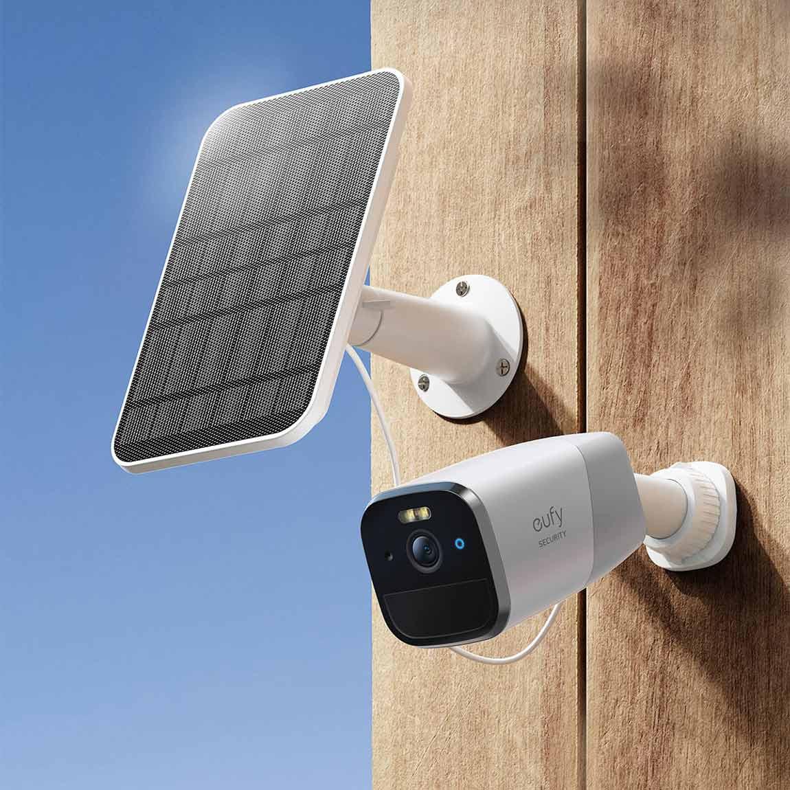 eufy 4G Starlight Camera - Smarte LTE-Sicherheitskamera_An Hauswand mit Solarpanel