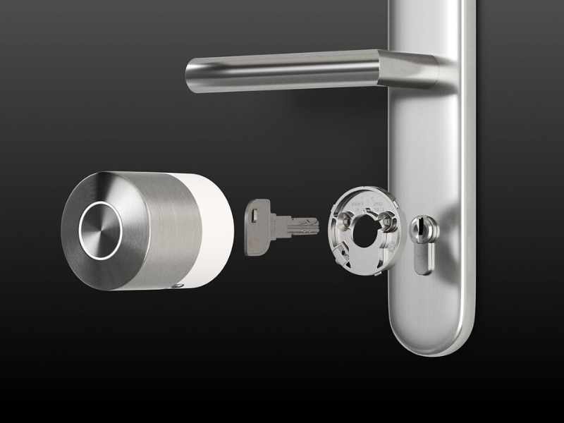 Nuki Smart Lock Pro (5. Gen) mit Schlüssel und Montageplatte an der Tür angebracht