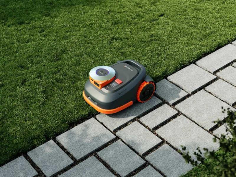 Segway Navimov H210E fährt die Rasenkante am Gehweg ab