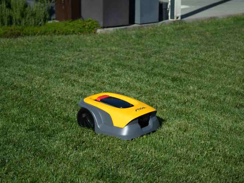 STIGA A 6v fährt Bahnen auf dem Rasen