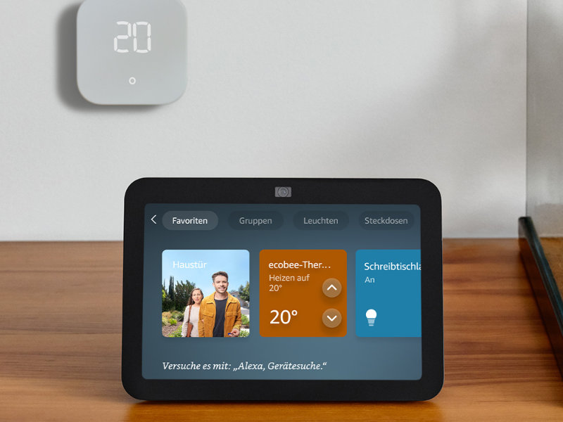 Echo Show 8 (3. Gen) steuert Wandthermostat im Hintergrund