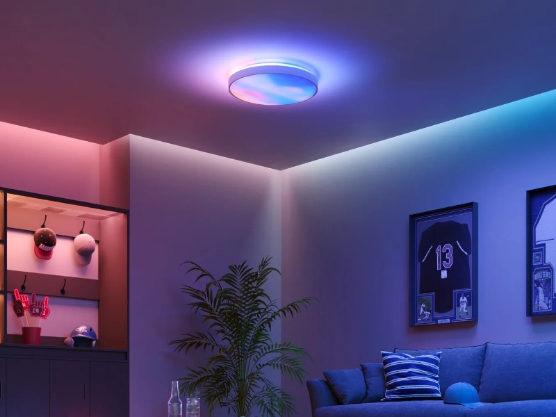 Stilvolles Wohnzimmer mit intelligenter Decken- und Streifenbeleuchtung von Govee in leuchtendem Magenta und Cyanblau, perfekt für eine Vorführung auf der Govee CES 2026.