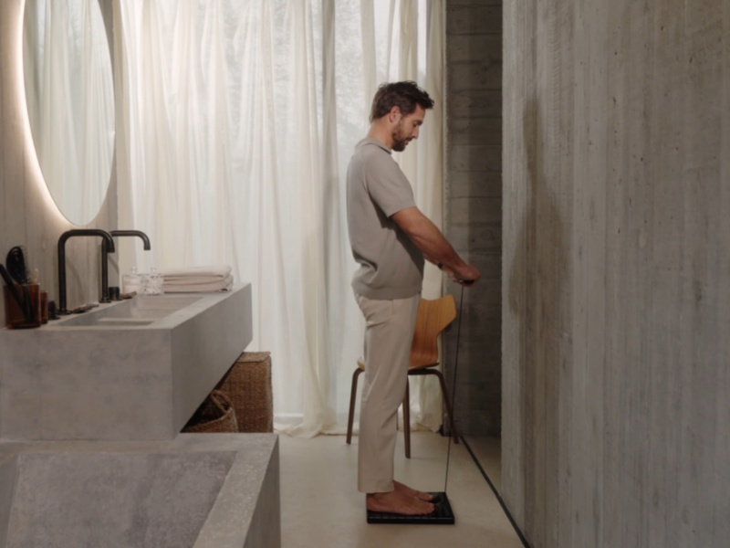 Withings Body Scan 2 - Mann auf Waage misst Körperzusammensetzung