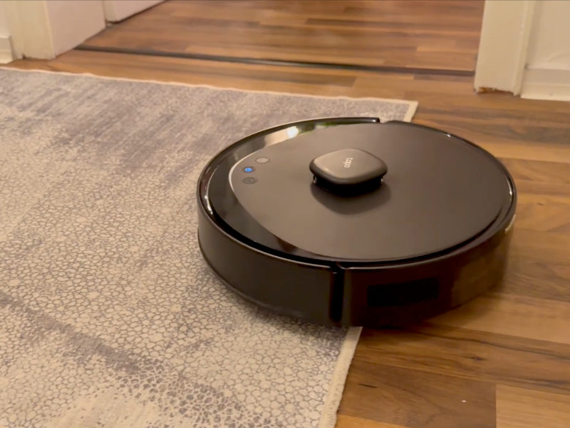 TP-Link Tapo RV30 Max Plus fährt auf flachen Teppich