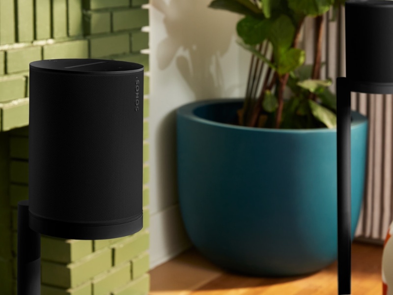 Zwei Sonos Era 100 SL auf Lautsprecher-Standfüßen im Wohnzimmer