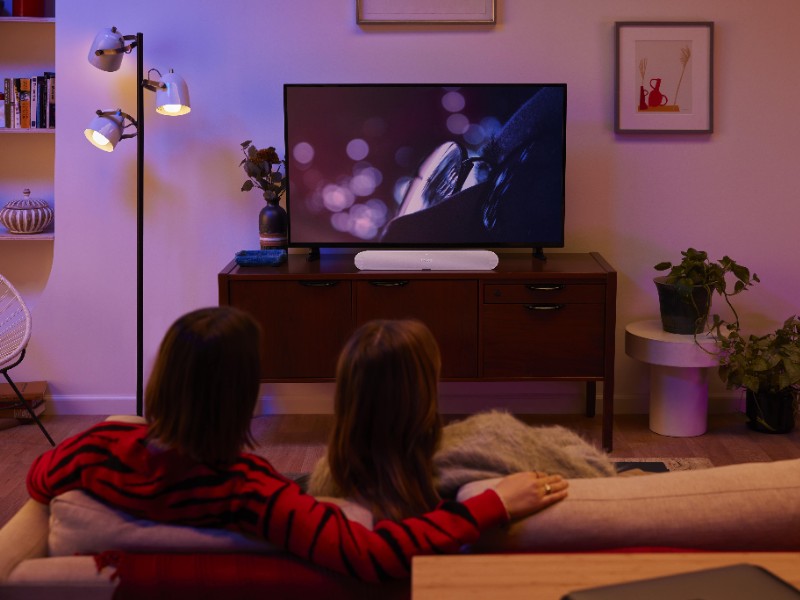 Die besten Sonos Heimkino Sets - Gemütlicher Filmabend vor dem Fernseher mit Sonos Soundsystem