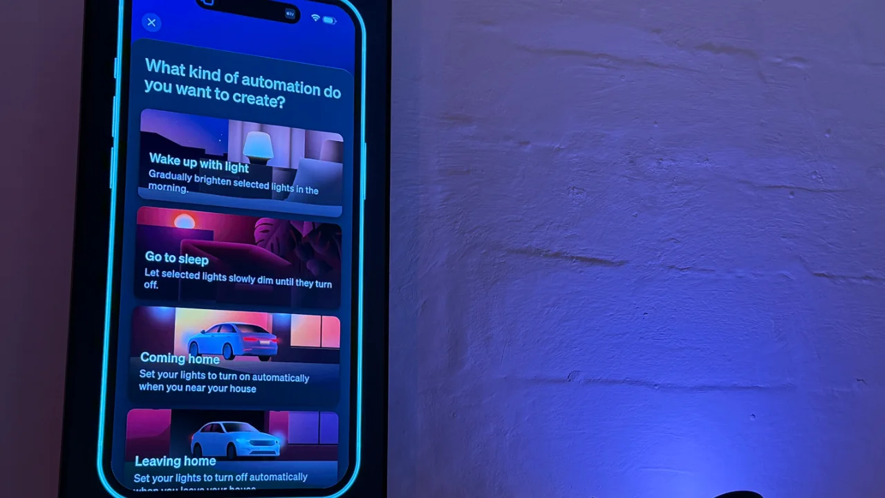 Hue App auf TV zeigt, wie Automationen mit KI erstellt werden.