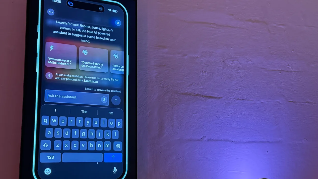Hue App auf TV zeigt, wie Automationen mit KI erstellt werden.