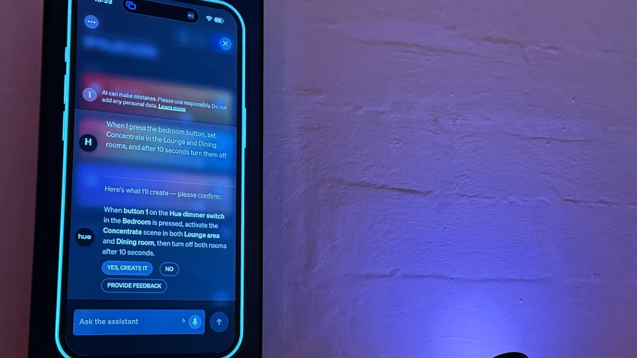 Hue App auf TV zeigt, wie Automationen mit KI erstellt werden.