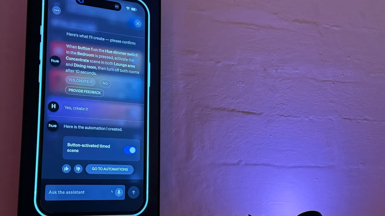 Hue App auf TV zeigt, wie Automationen mit KI erstellt werden.