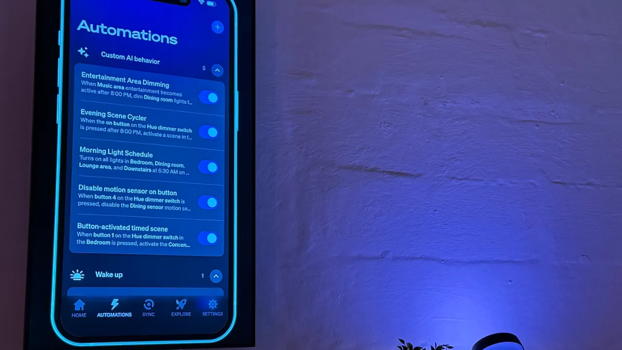Hue App auf TV zeigt, wie Automationen mit KI erstellt werden.