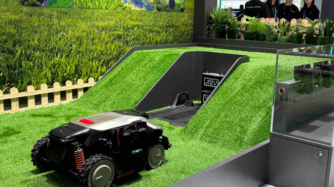 eufy S2 Max Mähroboter auf einer Demonstrationsfläche mit Rasen und Steigungen auf der IFA 2026.