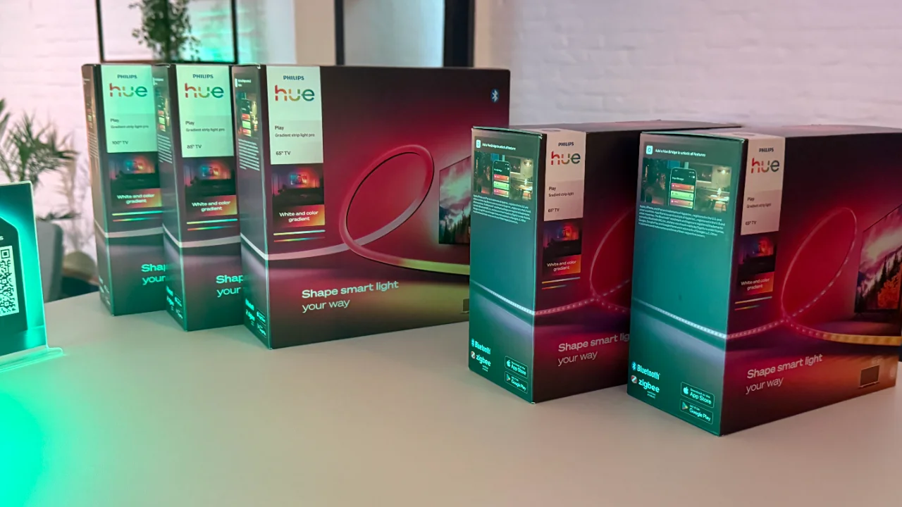Philips Hue Play Gradient Lightstrip-Verpackungen für die Beleuchtung von Smart-TVs.