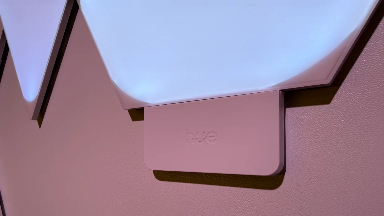 Philips Hue Nanoleaf Connector Modul unten an einem Nanoleaf Shapes Panel eingesteckt