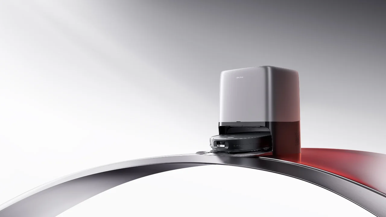 Roborock-Staubsaugerroboter und Ladestation auf einer eleganten, geschwungenen Plattform mit futuristischer Studiobeleuchtung.