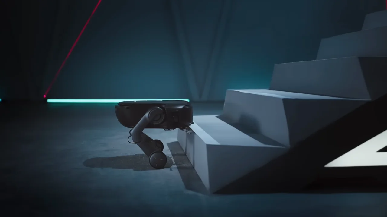 Ein Roborock-Staubsaugerroboter mit Treppensteigtechnik, der in einem futuristisch anmutenden, dunklen Raum Stufen überwindet.