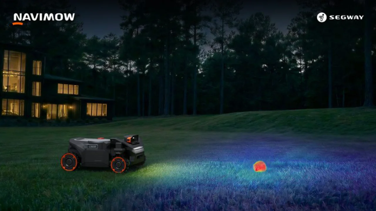 Der Segway Navimow-Mähroboter nutzt Hinderniserkennungstechnologie auf einem Rasen bei Nacht.