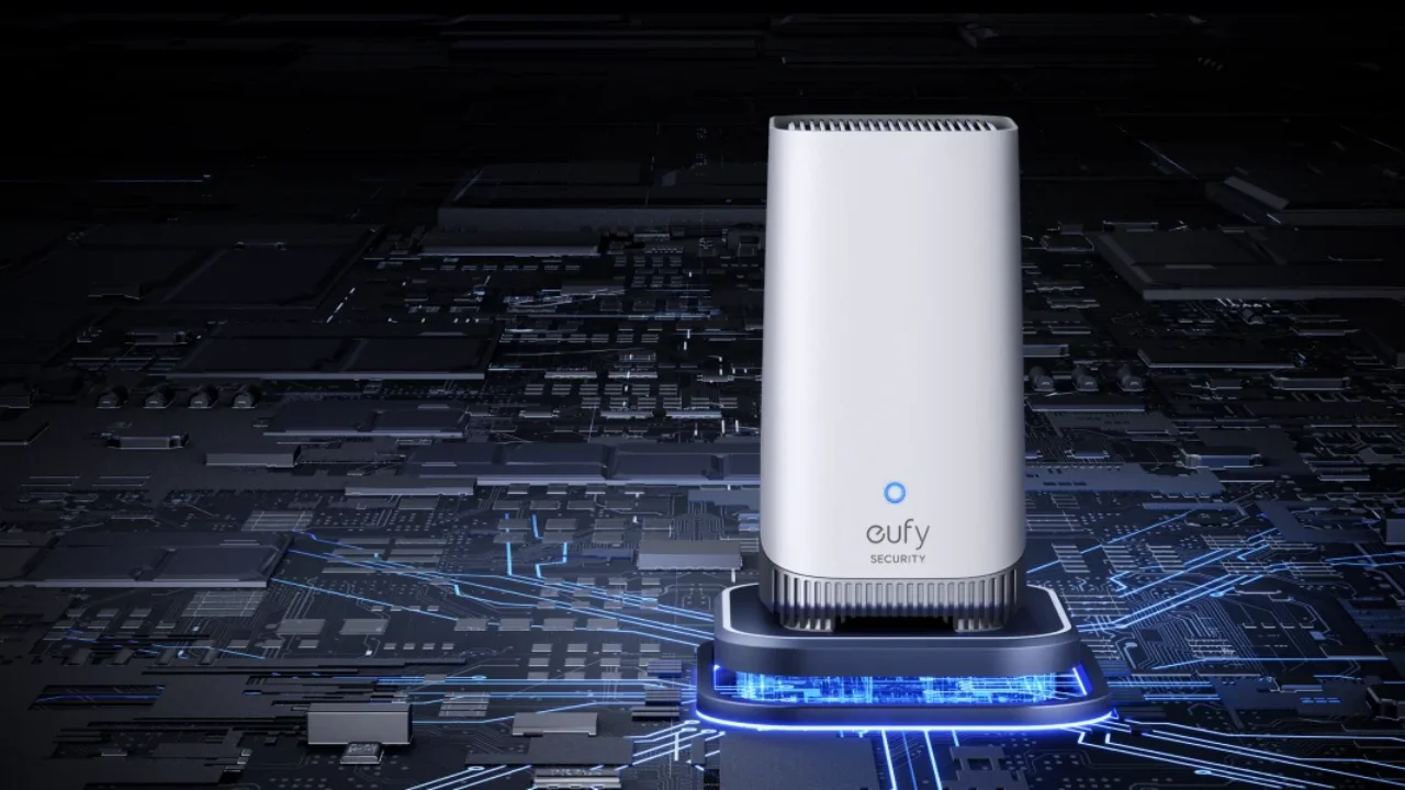 eufy HomeBase 3 als Sicherheitszentrale vor einem futuristischen blauen Platinenhintergrund.