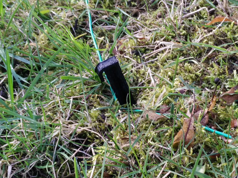 Begernzungskabel Haken Mähroboter Begrenzungskabel verlegen: so sehen die Haken aus