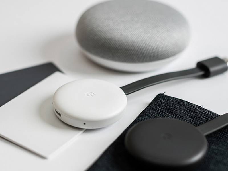 Google Home Mini Sprachassistent und Google Chromecast streaminggerät
