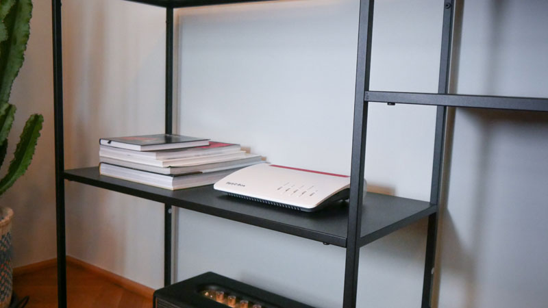AVM Fritzbox Router im Regal