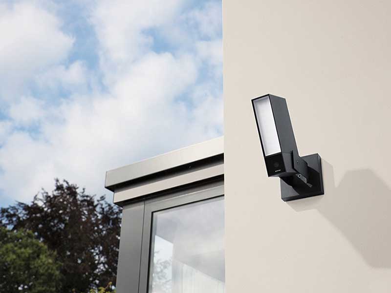 Smart Home sicher machen Netatmi Presence an Hauswand