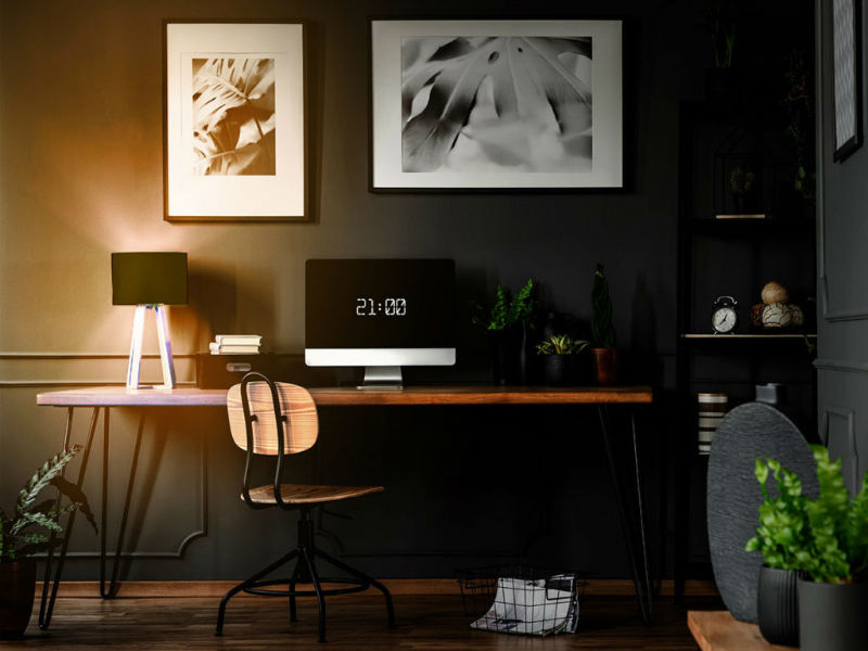 LIFX Schreibtischlampe auf einem Schreibtisch