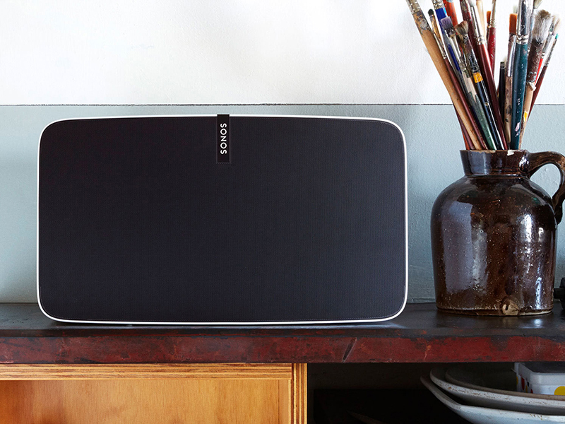 Sonos Lautsprecher Play 5 auf Holzregal neben Vase
