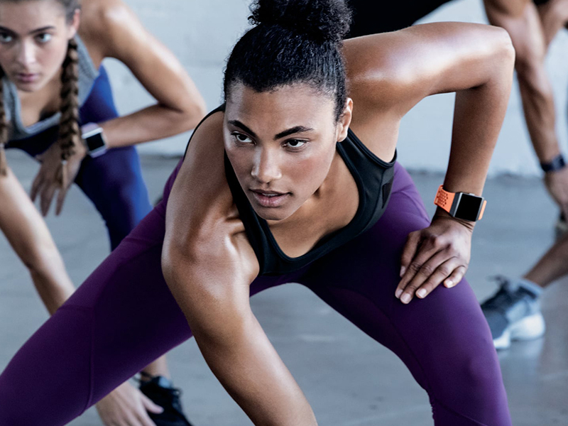 smarter Fitnesstracker am Arm einer sportmachenden Frau
