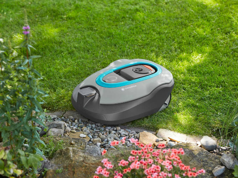 Gardena Mähroboter smart SILENO+ 1600 auf Rasen an Beetrand