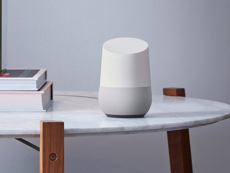 Google Home Sprachassiatent auf beistelltisch
