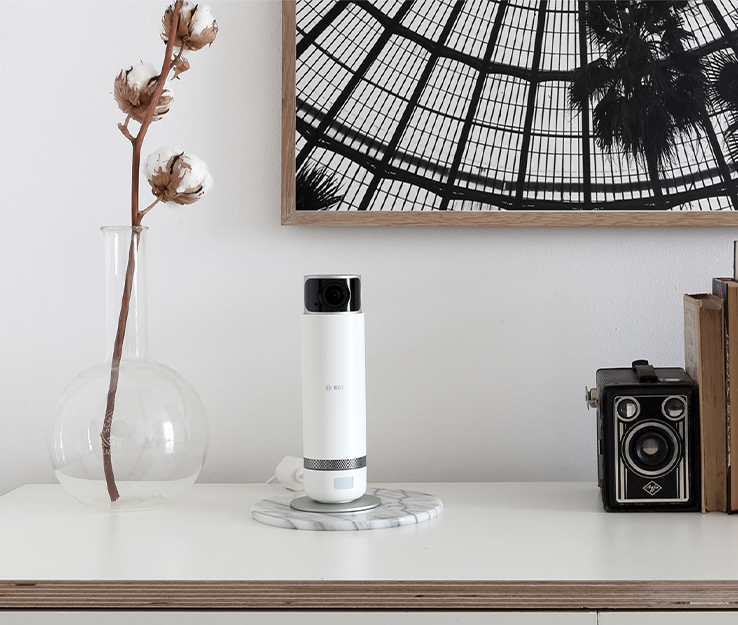 Bosch Smart Home 360 Indoorcam auf Kommode