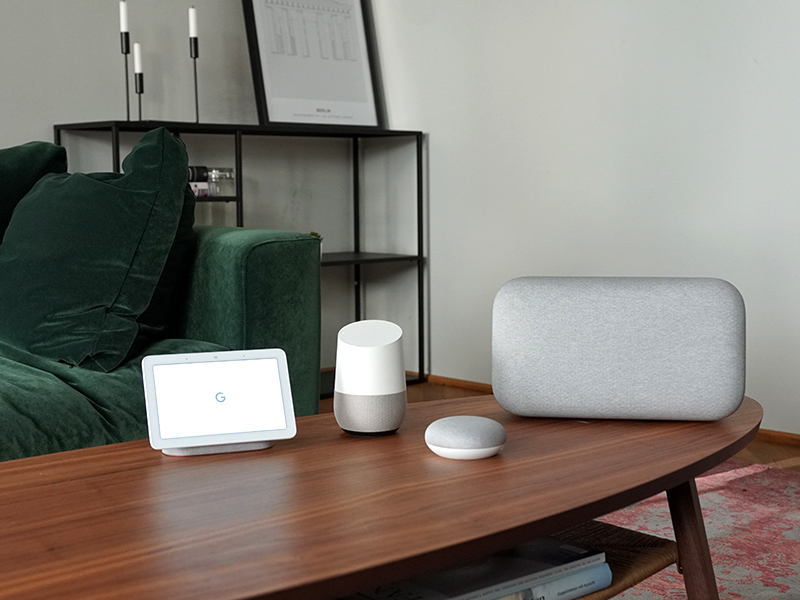 Google Hub, Google Home, Google Home Max und Google Home Mini im Wohnzimmer