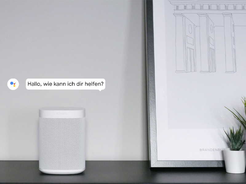 Sonos One auf Regal neben einem Bild