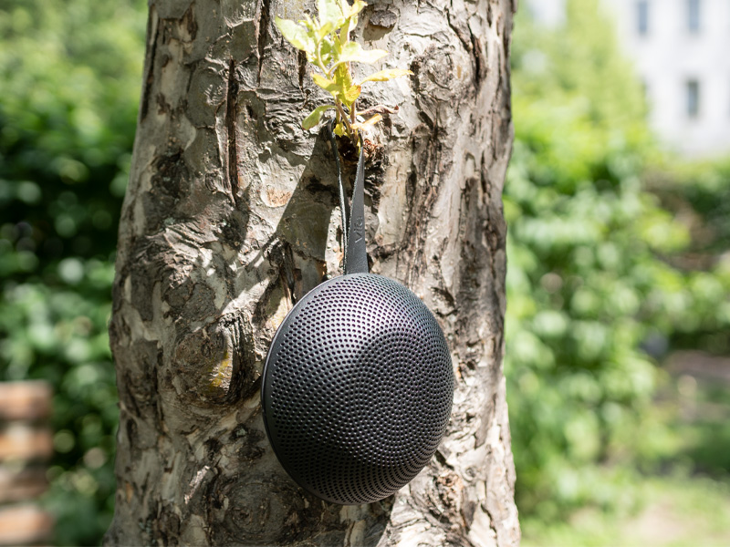 Vifa Reykjavic Bluetooth-Lautsprecher am Baum hängend