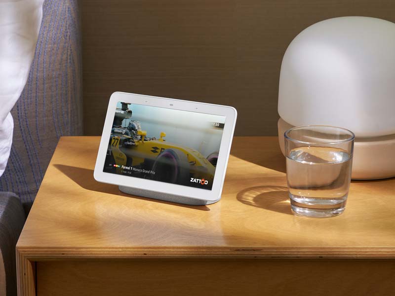 Zattoo auf dem Google Nest Hub, der auf einem Nachttisch steht