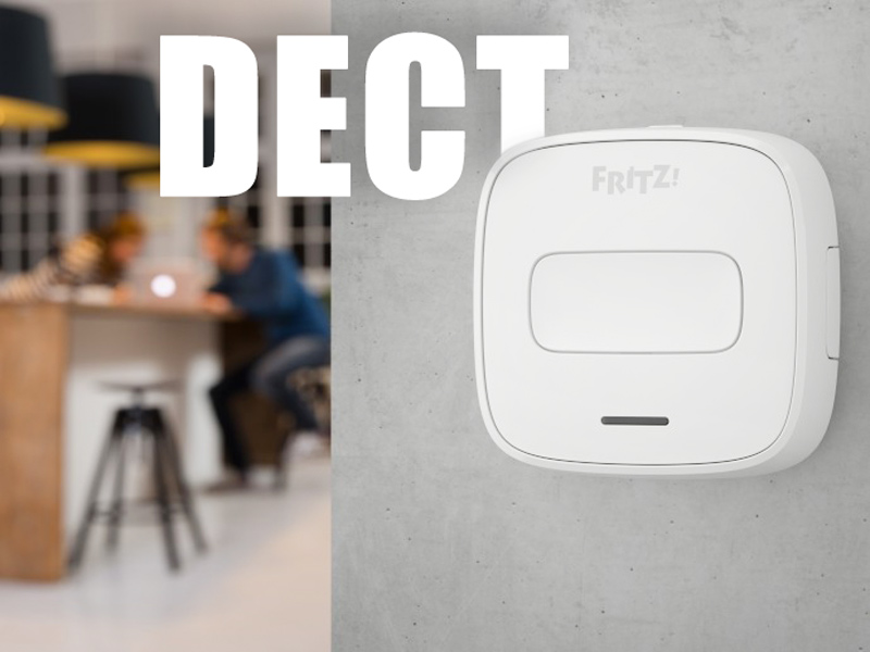 AVM FRITZ!DECT 400 an der Wand mit DECT Schriftzug im Hintergrund