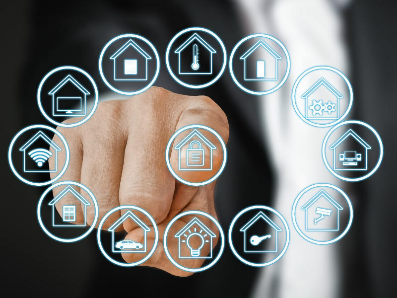 Mann klickt mit dem Zeigefinger auf Smart Home Symbole