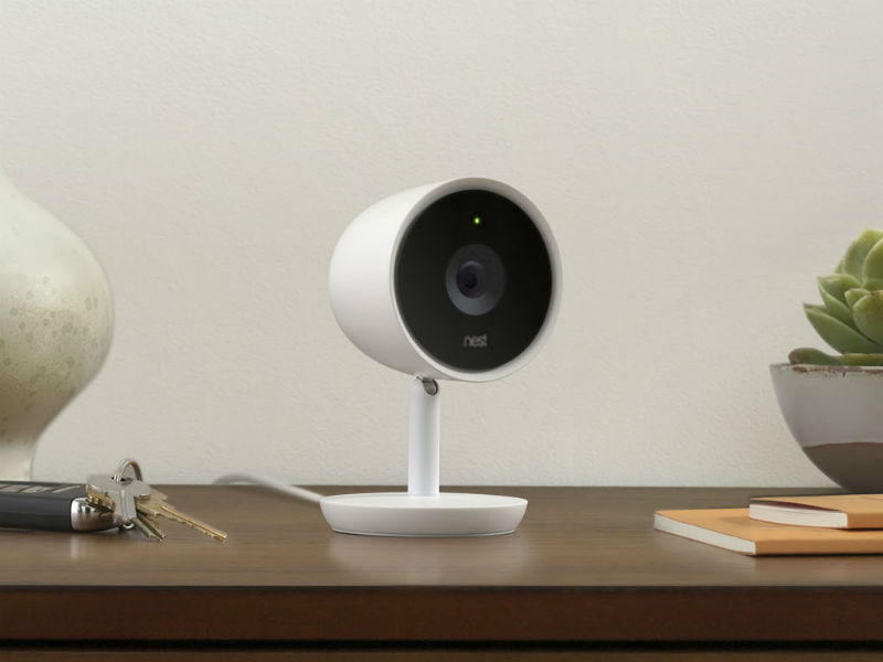 Google Nest Cam IQ Innenkamera auf Tisch