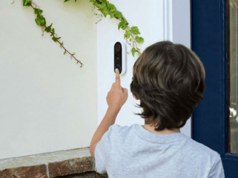 Google Nest Hello mit Jungem beim Klingeln