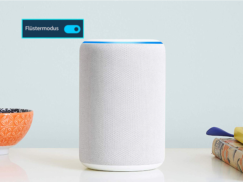Amazon Alexa 3. Gen auf Kommode mit Flüstermodus-Symbol.