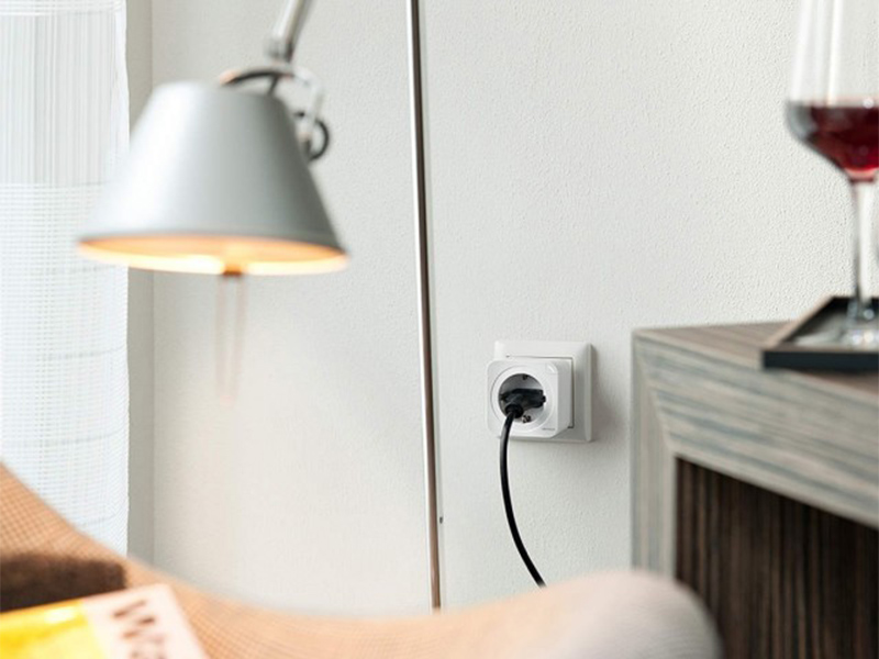 Devolo Home Control Schalt- und Messsteckdose angeschlossen im Wohnzimmer