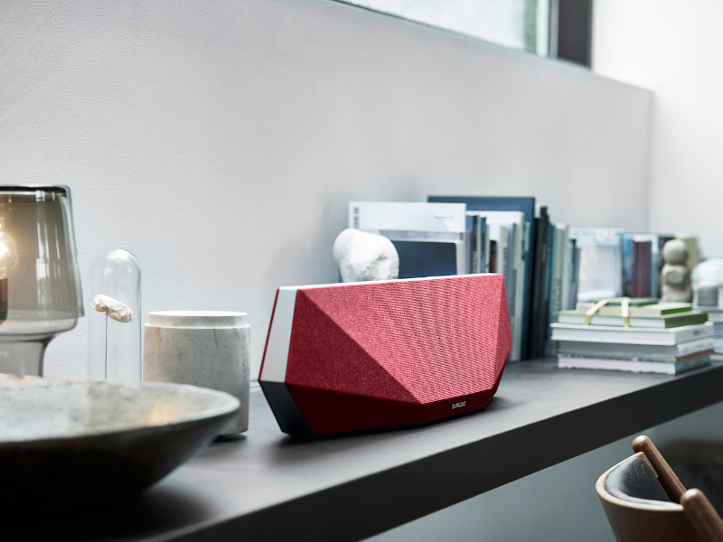 dynaudio-speaker Dynaudio Music 5 in rot auf Arbeitsplatte.