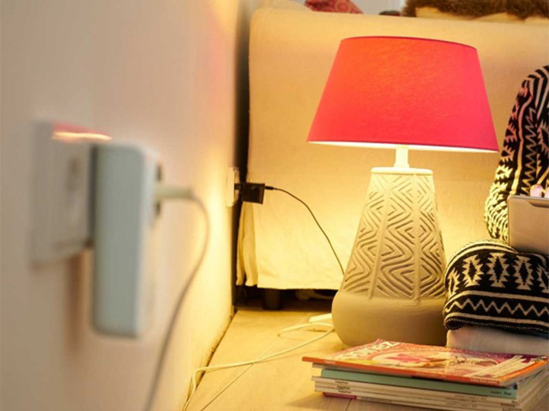 innogy smarthome Zwischenstecker angeschlossen an Bettlampe.